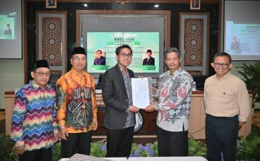 Kaprodi saat menerima berita acara (Foto:Humas)