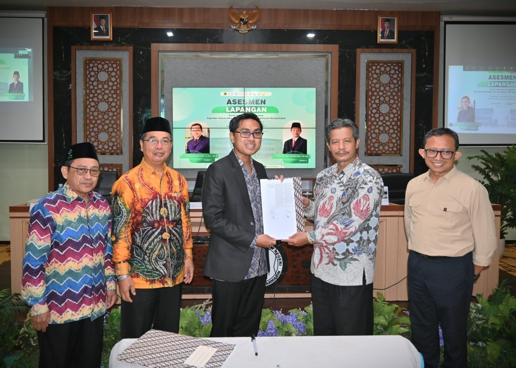 Kaprodi saat menerima berita acara (Foto:Humas)