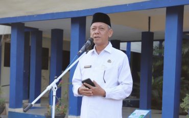 Karo AAKK UIN Antasari Dr. Ridwansyah, M.Si. saat menjadi pembina apel, 29 Juni 2026 (Foto:Humas)