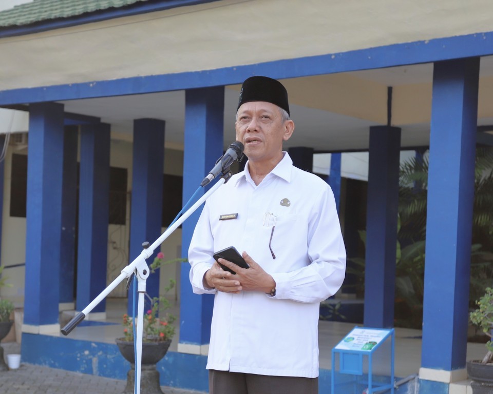 Karo AAKK UIN Antasari Dr. Ridwansyah, M.Si. saat menjadi pembina apel, 29 Juni 2026 (Foto:Humas)