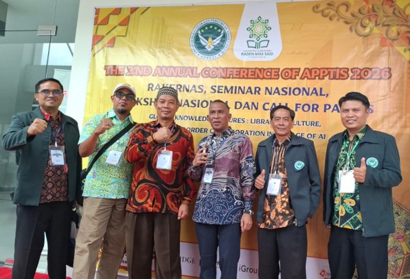 Kepala Perpustakaan UIN Antasari Banjarmasin (kanan) saat berfoto bersama para kepala perpustakaan PTKIN