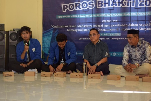 Ketua Panitia Pelaksana Pengabdian Masyarakat Poros Bhakti 2026 Muhammad Rosi Akbar saat menyampaikan laporan.