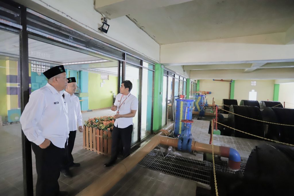 Melihat sarana pengelolaan air limbah.