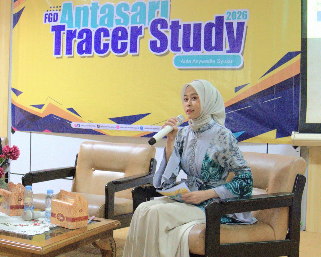Moderator saat memandu jalannya acara.