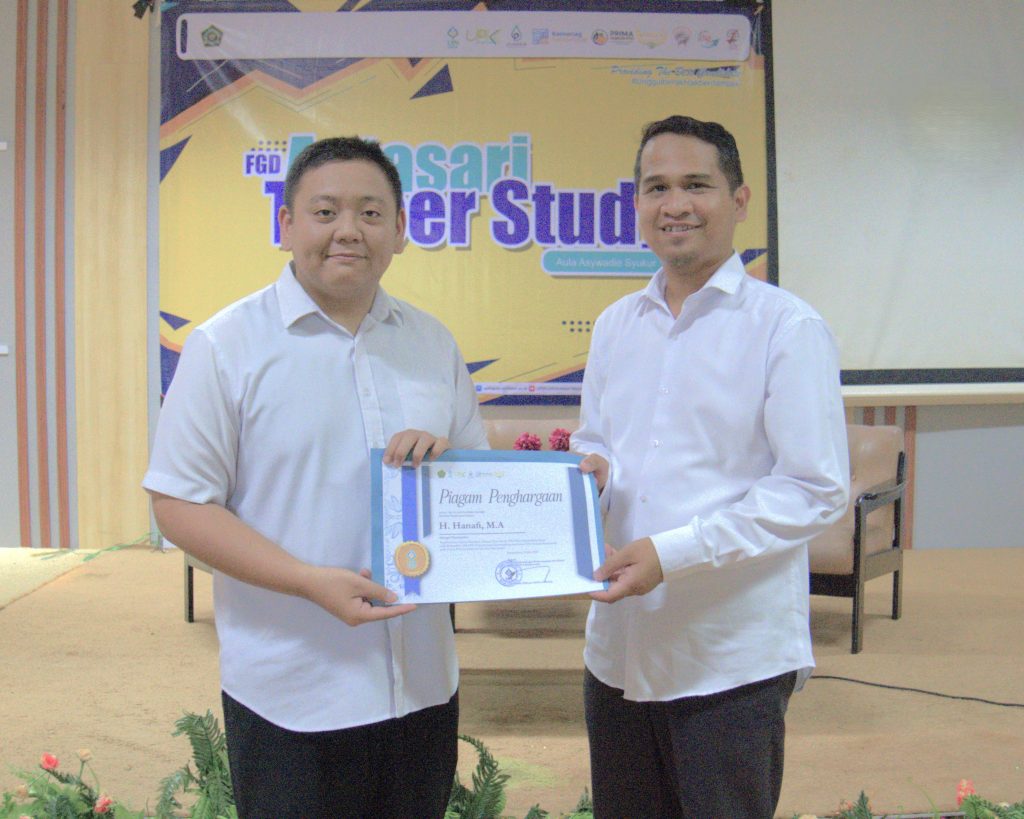 Muhammad Abdi Shalih Mubarak, S.Psi. saat menyerahkan kenang-kenangan kepada H. Hanafi, M.A.