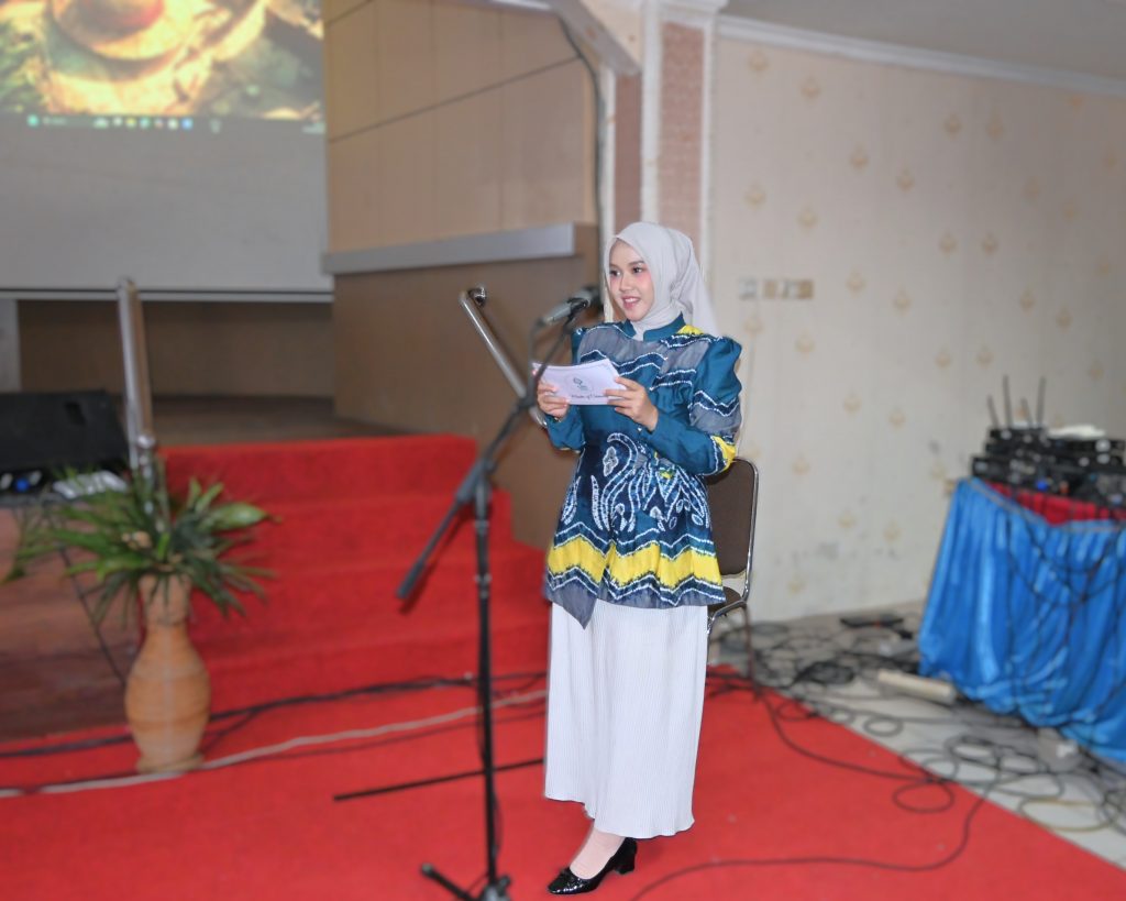 Nor Syafitri Fardina, S.Pd. saat bertugas menjadi pembawa acara (Foto:Humas/Jamal Ripani)