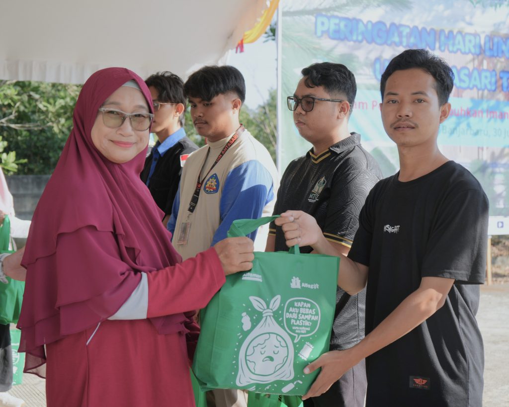 Nyonya Hj. Rahimah Muhdi saat menyerahkan Paket Muharam (Foto:Humas)