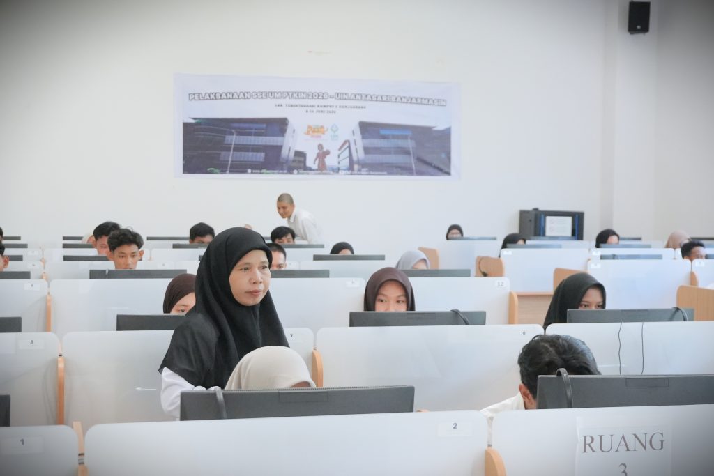 Panitia saat memastikan kelancaran peserta (Foto:Humas)