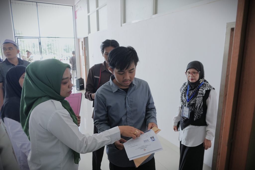 Panitia saat mengarahkan tempat duduk peserta (Foto:Humas)