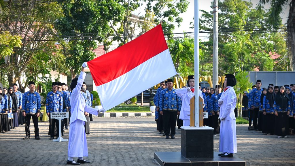 Para mahasiswa saat bertugas menaikkan bendera (Foto:Humas/Jamal Ripani)