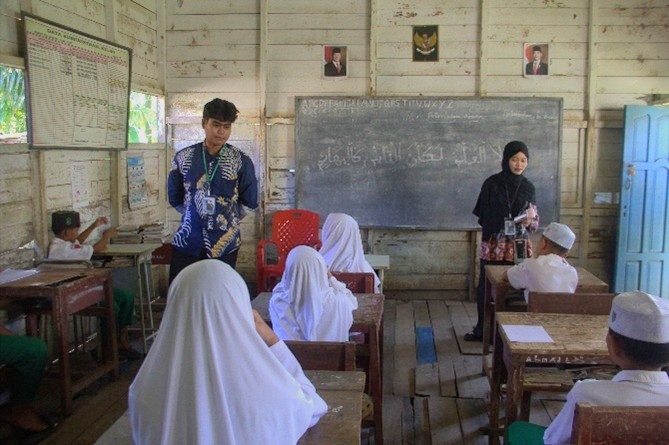 Para mahasiswa saat membantu pengajaran.