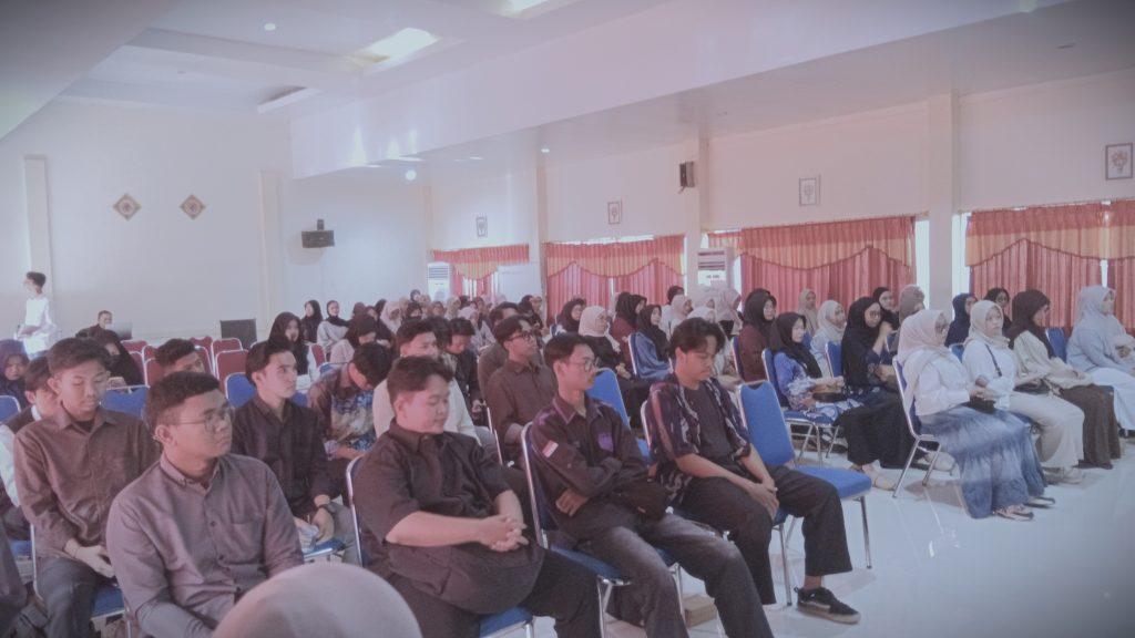 Para mahasiswa saat mengikuti pembekalan.
