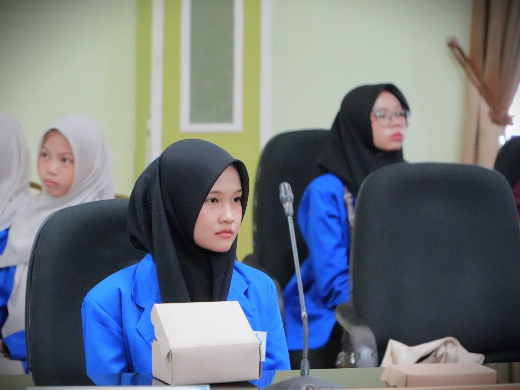 Para mahasiswa saat mengikuti penutupan (Foto:Humas)