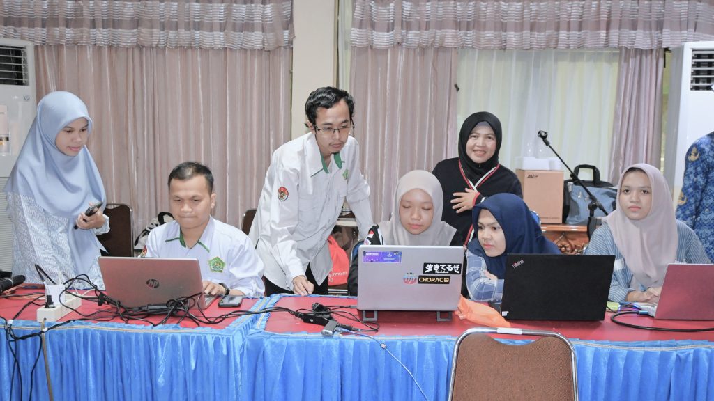 Para panitia saat serius menyiapkan acara secara daring (Foto:Humas/Jamal Ripani)