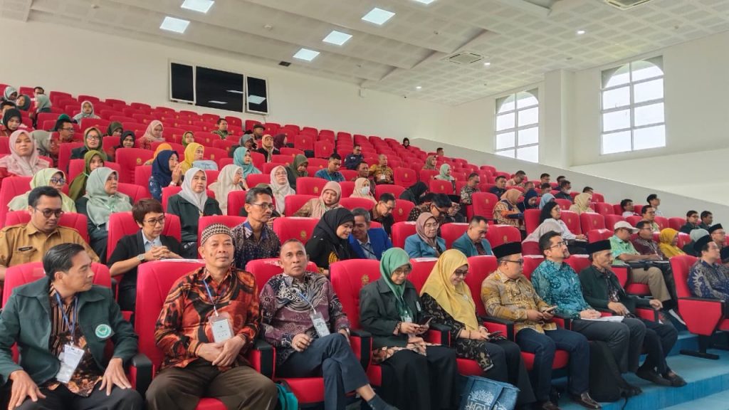 Para peserta saat memenuhi ruangan