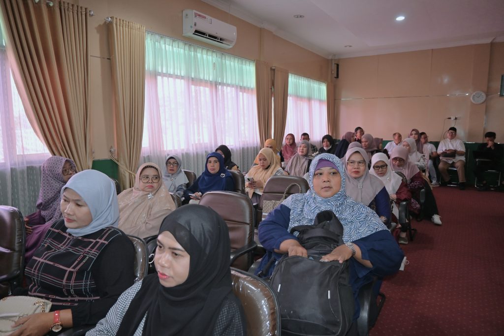 Para tamu undangan saat memenuhi ruang ujian (Foto:Humas/Jamal Ripani)