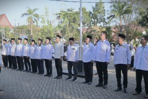 Pemimpin Apel saat menerima laporan Pemimpin Barisan (Foto:Humas/Jamal Ripani) Pemimpin Apel saat menerima laporan Pemimpin Barisan (Foto:Humas/Jamal Ripani)