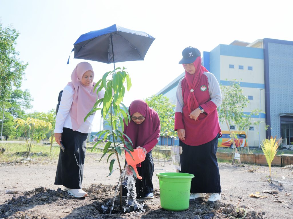 Pengurus DWP UIN Antasari saat melakukan penanaman pohon (Foto:Humas)