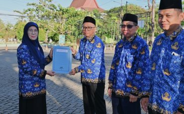 Penyerahan SK Kenaikan Pangkat (Foto:Humas/Jamal Ripani)