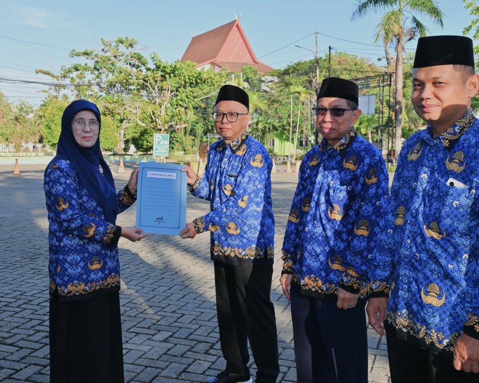 Penyerahan SK Kenaikan Pangkat (Foto:Humas/Jamal Ripani)