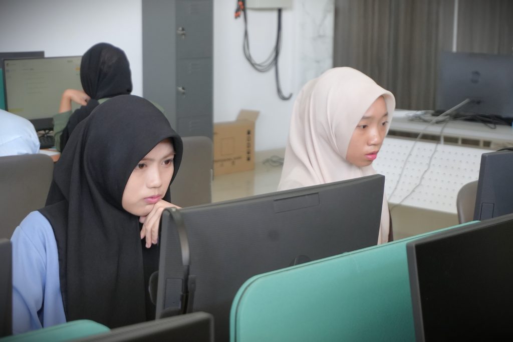 Peserta sedang serius mengikuti ujian (Foto:Humas)