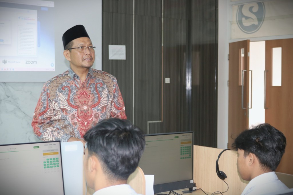 Prof. Dr. H. Abdurrohman Kasdi, Lc., M.Si. saat monitoring di Banjarmasin (Foto:Humas/Neco EP)