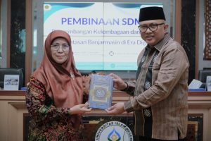 Prof. Dr. Hj. Nida Mufidah, M.Pd. saat menyerahkan kenang-kenangan kepada Sesdirjen Pendis (Foto:Humas/Haitami) Prof. Dr. Hj. Nida Mufidah, M.Pd. saat menyerahkan kenang-kenangan kepada Sesdirjen Pendis (Foto:Humas/Haitami)
