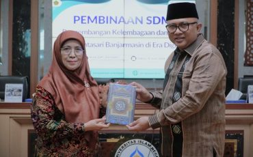 Prof. Dr. Hj. Nida Mufidah, M.Pd. saat menyerahkan kenang-kenangan kepada Sesdirjen Pendis (Foto:Humas/Haitami)
