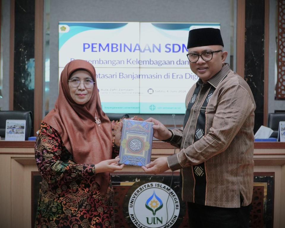 Prof. Dr. Hj. Nida Mufidah, M.Pd. saat menyerahkan kenang-kenangan kepada Sesdirjen Pendis (Foto:Humas/Haitami)