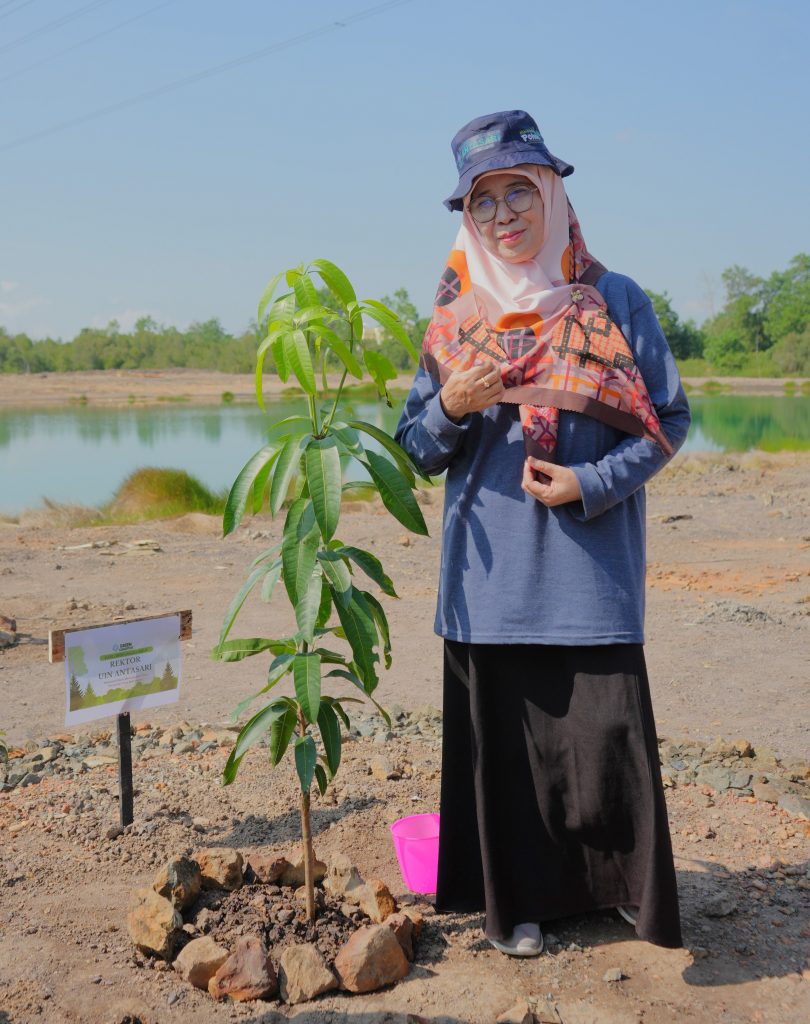 Prof. Dr. Hj. Nida Mufidah, M.Pd. usai melakukan penanaman (Foto:Humas)