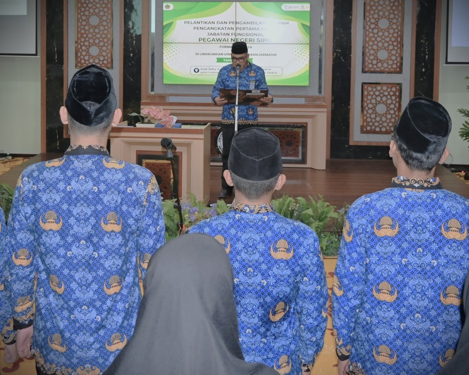 Proses pelantikan (Foto:Humas/Jamal Ripani)
