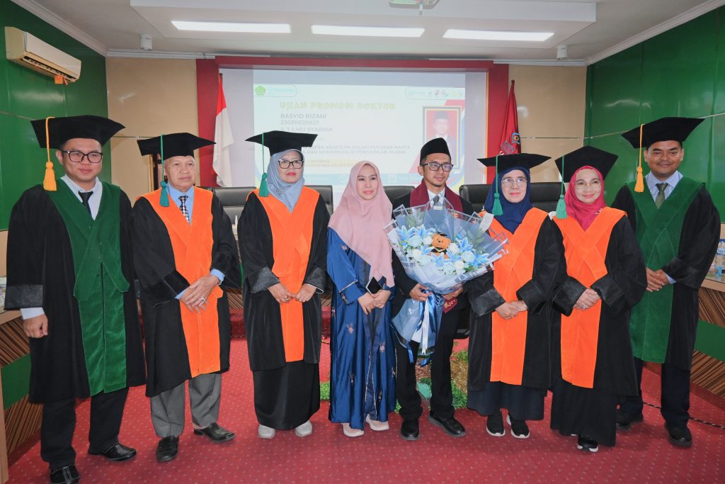 Rasyid Rizani saat berfoto bersama istri dan Tim Penguji (Foto:Humas/Jamal Ripani)