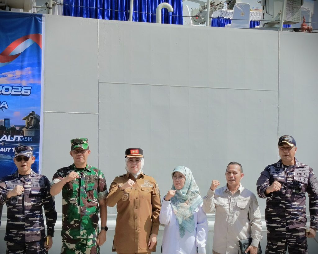 Rektor Prof. Dr. Hj. Nida Mufidah, M.Pd. saat berfoto bersama Forkopimda Kalsel (Foto:Humas)