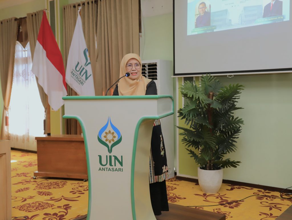 Rektor Prof. Dr. Hj. Nida Mufidah, M.Pd. saat memberikan sambutan (Foto:Humas/Rudy Hr)
