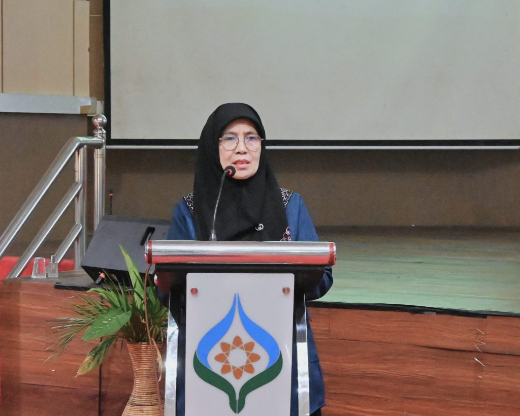 Rektor Prof. Dr. Hj. Nida Mufidah, M.Pd. saat membuka acara (Foto:Humas/Jamal Ripani)
