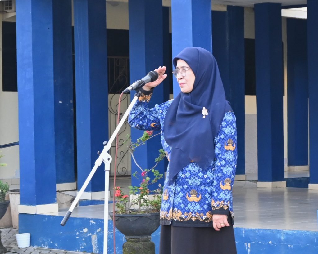 Rektor Prof. Dr. Hj. Nida Mufidah, M.Pd. saat menjadi pembina apel, 17 Juni 2026 (Foto:Humas/Jamal Ripani)
