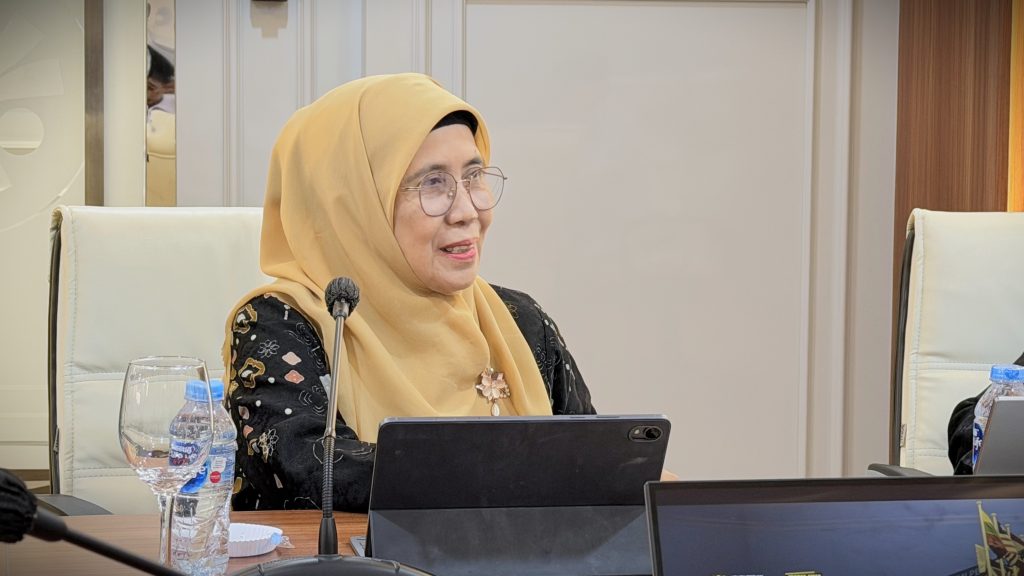 Rektor UIN Antasari Prof. Dr. Hj. Nida Mufidah, M.Pd. saat berbincang dengan Menteri P2MI (Foto:Dok. KemenP2MI)
