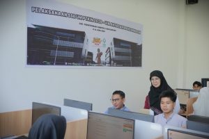 Rektor UIN Antasari Prof. Dr. Hj. Nida Mufidah, M.Pd. saat memantau kelancaran SSE (Foto:Humas) Rektor UIN Antasari Prof. Dr. Hj. Nida Mufidah, M.Pd. saat memantau kelancaran SSE (Foto:Humas)