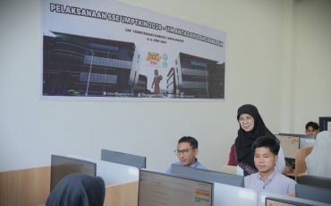 Rektor UIN Antasari Prof. Dr. Hj. Nida Mufidah, M.Pd. saat memantau kelancaran SSE (Foto:Humas)