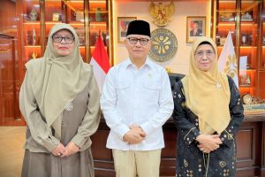Rektor UIN Antasari dan Dekan Fakultas Syariah saat berfoto bersama Menteri P2MI RI (Foto:Dok. KemenP2MI) Rektor UIN Antasari dan Dekan Fakultas Syariah saat berfoto bersama Menteri P2MI RI (Foto:Dok. KemenP2MI)
