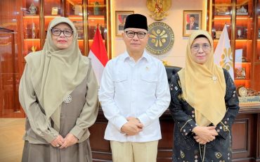 Rektor UIN Antasari dan Dekan Fakultas Syariah saat berfoto bersama Menteri P2MI RI (Foto:Dok. KemenP2MI)