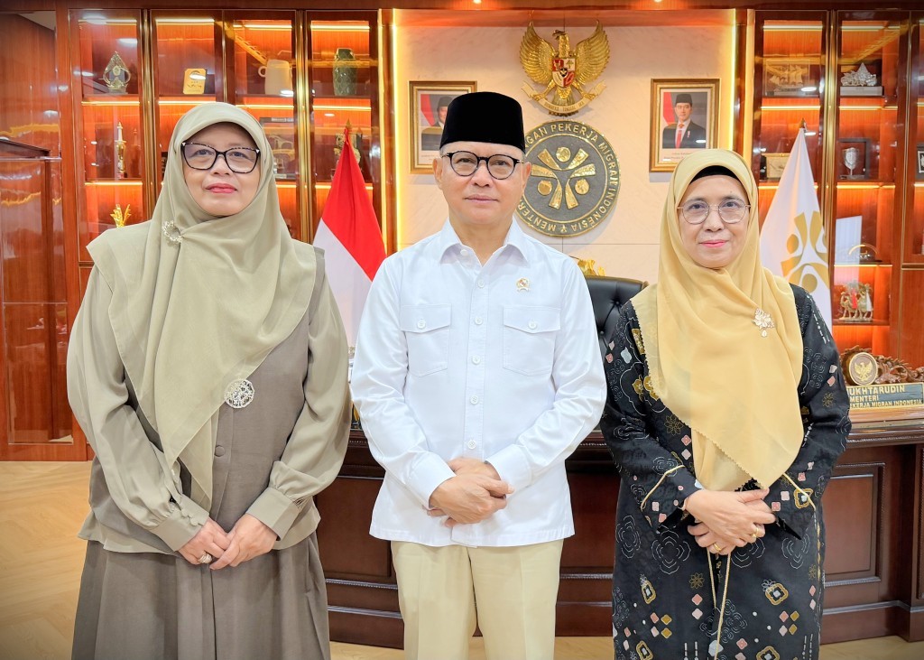 Rektor UIN Antasari dan Dekan Fakultas Syariah saat berfoto bersama Menteri P2MI RI (Foto:Dok. KemenP2MI)
