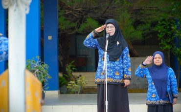 Rektor UIN UIN Antasari Prof. Dr. Hj. Nida Mufidah, M.Pd. saat menjadi Apel Upacara Harlah Pancasila 2026 (Foto:Humas/Neco EP)