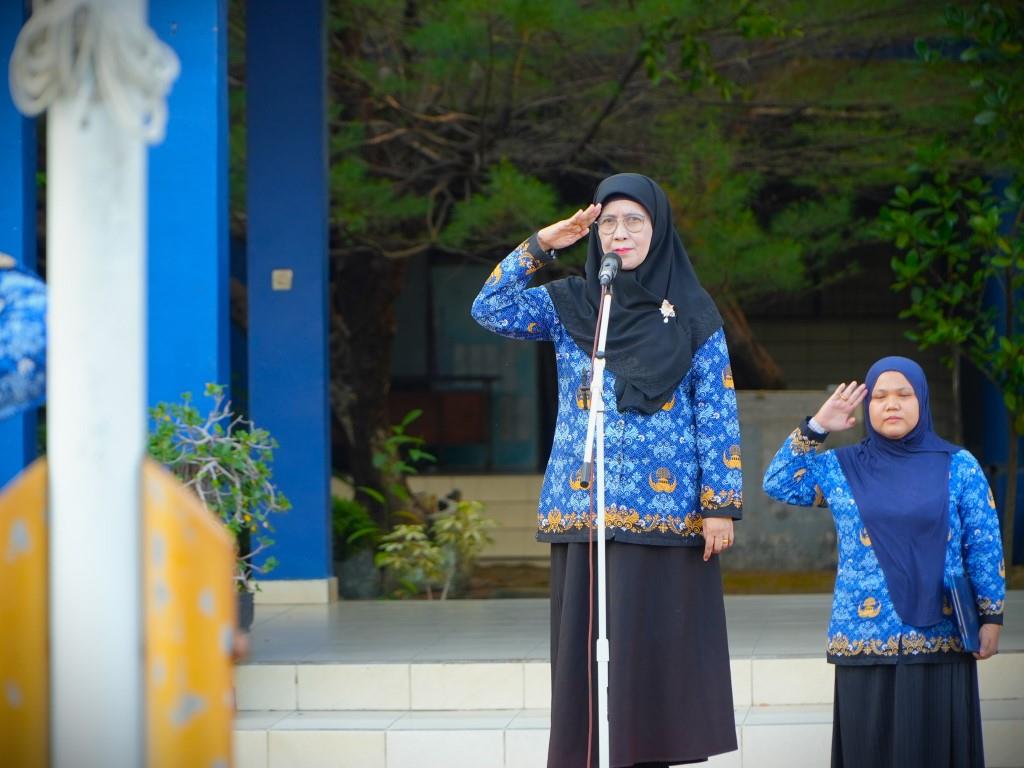Rektor UIN UIN Antasari Prof. Dr. Hj. Nida Mufidah, M.Pd. saat menjadi Apel Upacara Harlah Pancasila 2026 (Foto:Humas/Neco EP)