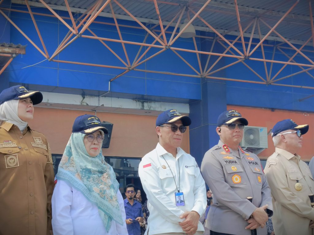 Rektor saat bersiap melepas kapal (Foto:Humas)