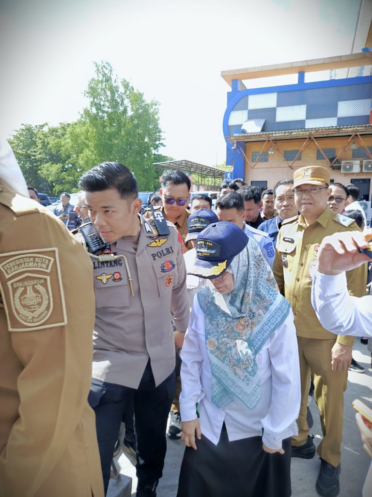 Rektor saat dikawal menaiki Kapal Perang (Foto:Humas)