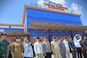 Rektor saat ikut melepas pelayaran kapal (Foto:Humas) Rektor saat ikut melepas pelayaran kapal (Foto:Humas)