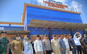 Rektor saat ikut melepas pelayaran kapal (Foto:Humas)