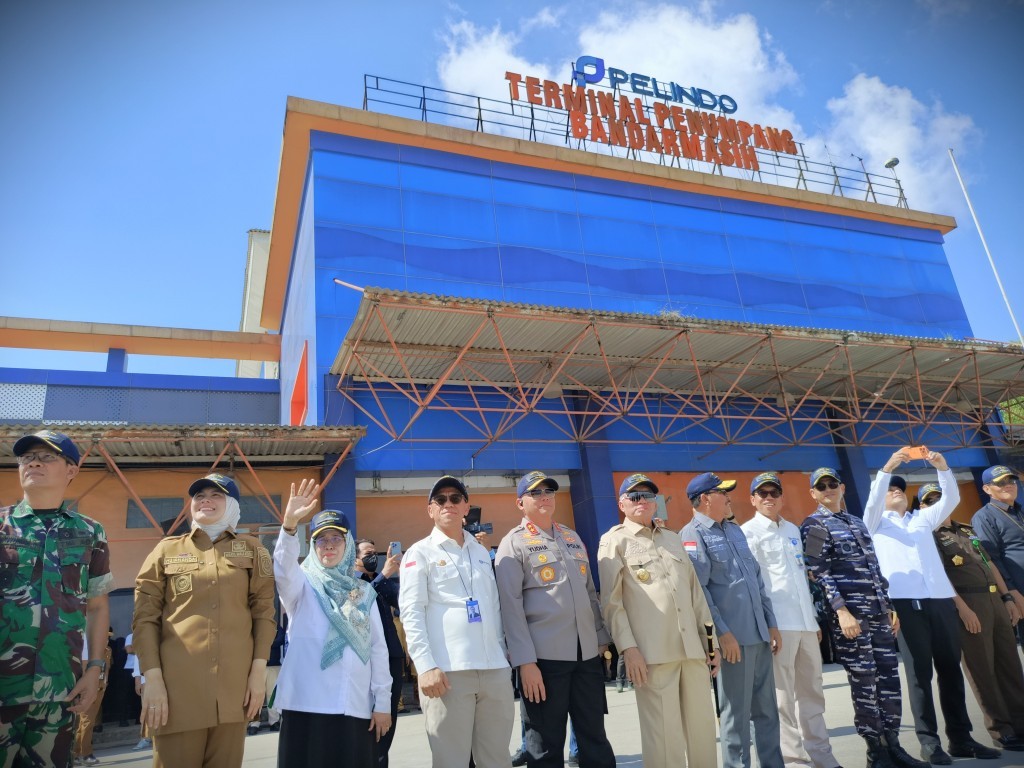 Rektor saat ikut melepas pelayaran kapal (Foto:Humas)