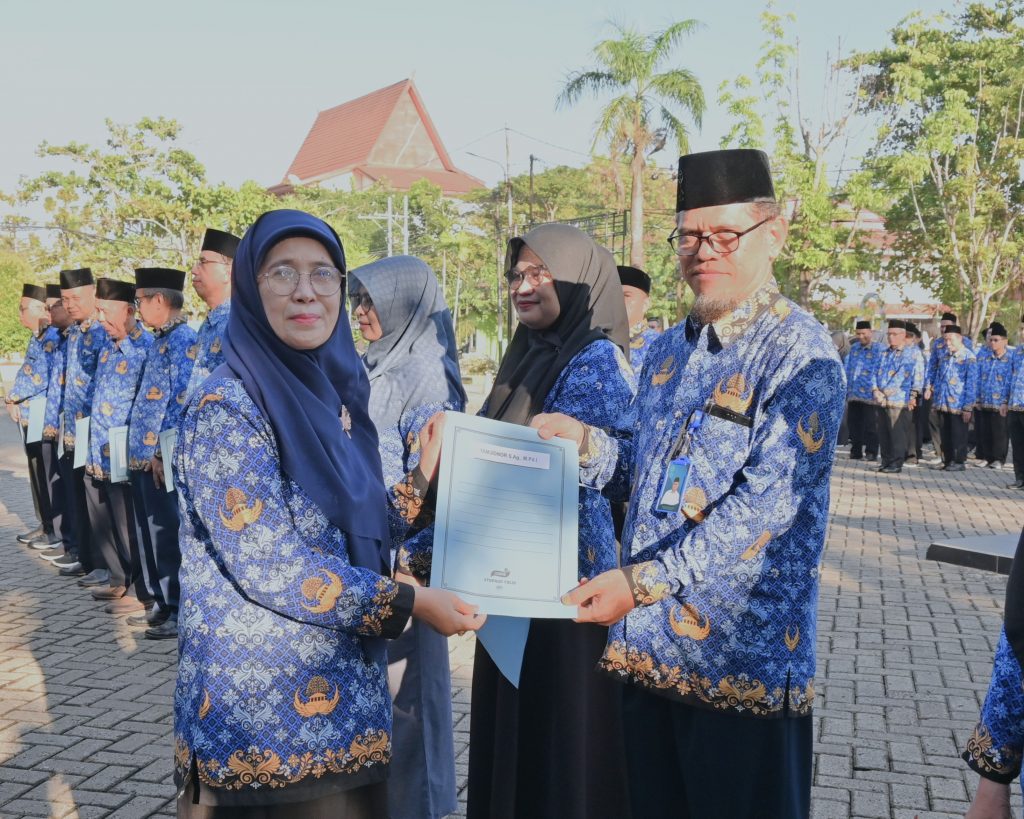Rektor saat menyerahkan SK kepada Tamjidnor, S.Ag., M.Pd.I. (Foto:Humas/Jamal Ripani)